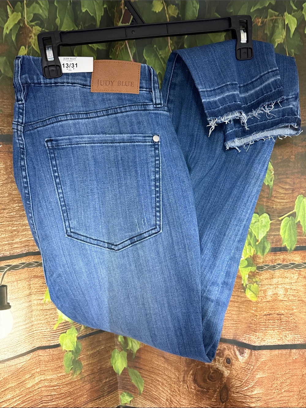 🆕Judy Blue Medium Blue Frayed Ankle Jeans